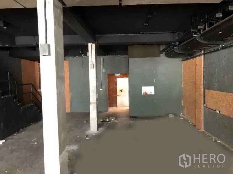店屋 出租在Watthana, Bangkok - 开放式平层，中央立柱与后部通道，工业风装潢，待二次装修。