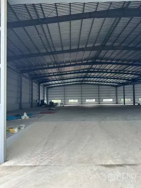 Factory for rent in Rayong - Spacious warehouse interior showing high steel roof and clear-span production floor.