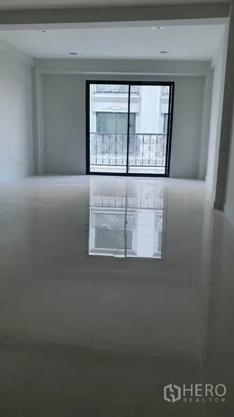 Home Office for rent in Suan Luang, Bangkok - Spacious open‑plan floor with sliding glass doors leading to a small balcony.