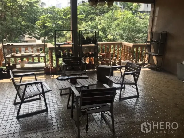带办公室的家 出租在Khlong Toei, Bangkok - 带顶露台，瓷砖地面，木质座椅，眺望茂密树景