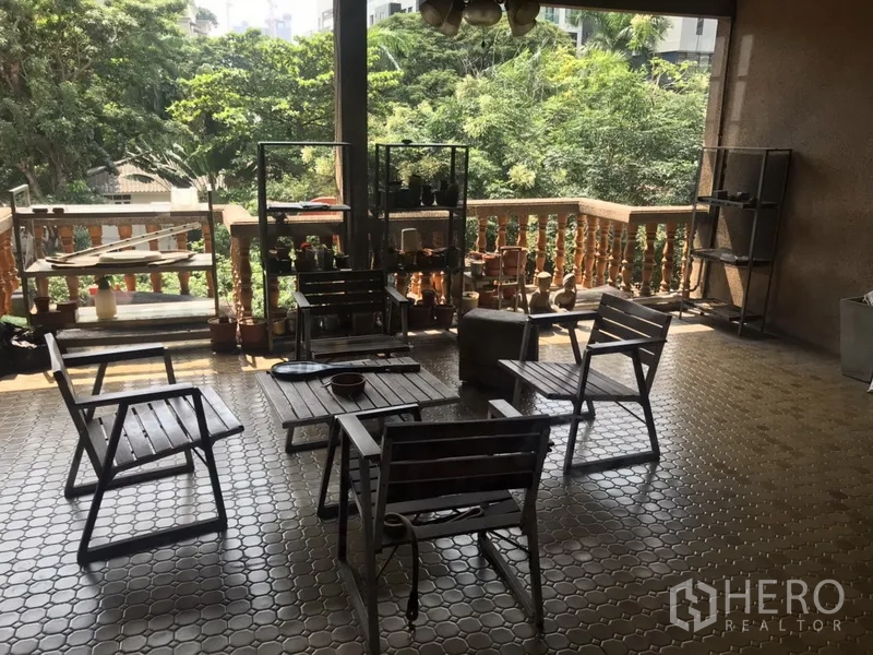 带办公室的家 出租在Khlong Toei, Bangkok - 带顶露台，瓷砖地面，木质座椅，眺望茂密树景