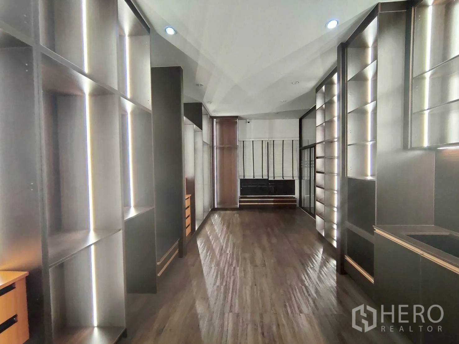 仓库 for rent in Lam Luk Ka, Pathum Thani - 精装办公室/展示区，内置陈列架、照明与木地板。