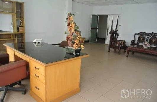 Factory for sale in Bang Phli, Samut Prakan - Executive office area featuring a wooden desk and seating set.