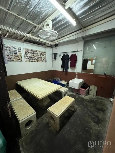 Retail Space for rent or sale in Khlong Toei, Bangkok - Staff break room with concrete table, benches and a ceiling fan.
