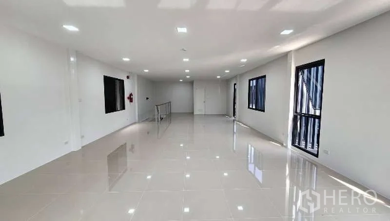 工厂 出租在Bang Bo, Samut Prakan - 开放式办公层，LED照明与多扇窗户
