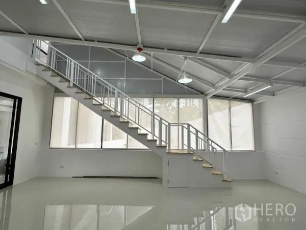 办公空间 出租或出售在Khlong Toei, Bangkok - 阁楼风办公室，挑高空间，大窗与通往夹层的长楼梯。