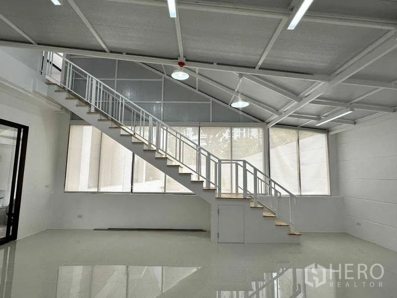 办公空间 出租或出售在Khlong Toei, Bangkok - 阁楼风办公室，挑高空间，大窗与通往夹层的长楼梯。