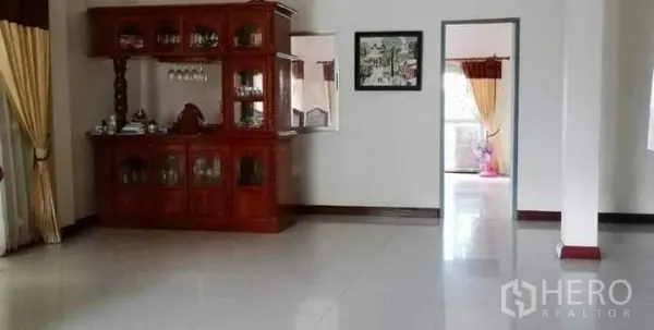 独立式住宅 出售在Prawet, Bangkok - 宽敞客餐厅，木质展示柜与浅色地砖