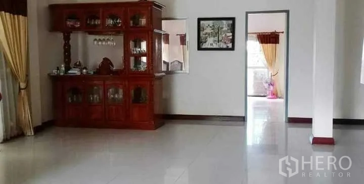 独立式住宅 出售在Prawet, Bangkok - 宽敞客餐厅，木质展示柜与浅色地砖