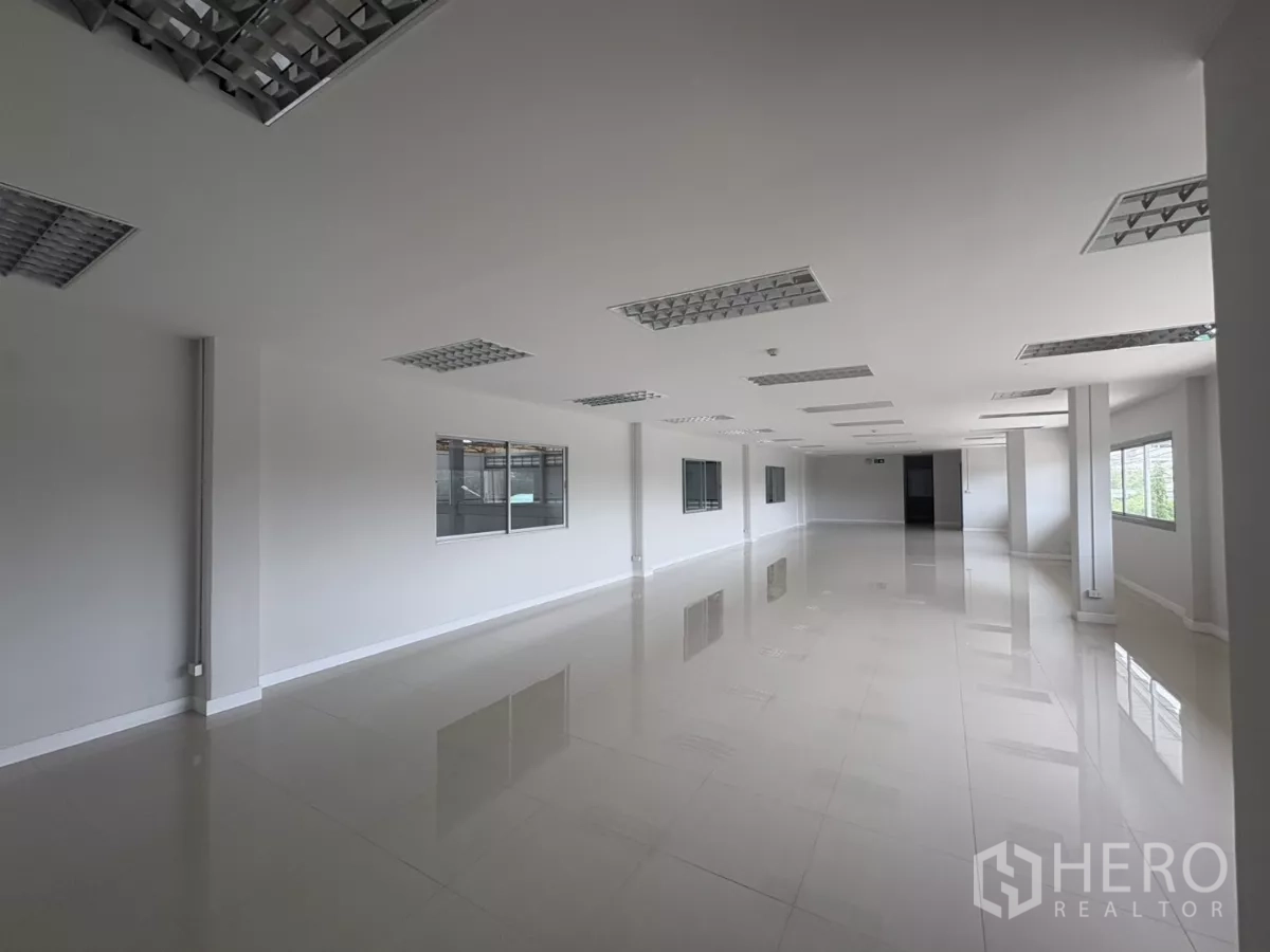 Factory for rent in Bang Phli, Samut Prakan - Polished mezzanine office space with windows and emergency exits.
