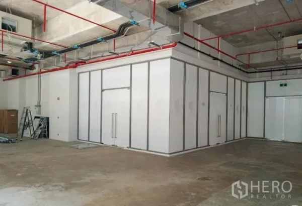 Retail Space for rent in Watthana, Bangkok - Retail unit featuring a partitioned room with twin doors beneath exposed ducting and sprinkler system.