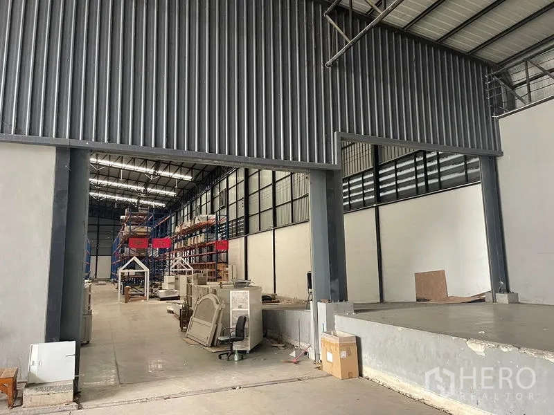 Warehouse for rent in Lat Krabang, Bangkok - Loading-bay entrance into a high-ceiling steel-frame warehouse with pallet racking in Lat Krabang.