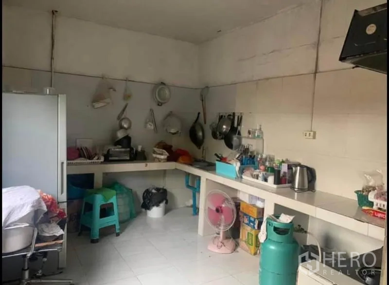 货栈 出租在Sai Noi, Nonthaburi - 员工厨房，瓷砖台面、冰箱、燃气罐与厨具