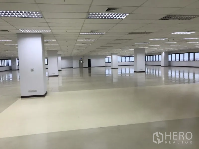 Office Space for rent in Bang Na, Bangkok - Expansive open-plan office floor with columns, grid ceiling lighting, polished floors and long perimeter windows in Bang Na, Bangkok.
