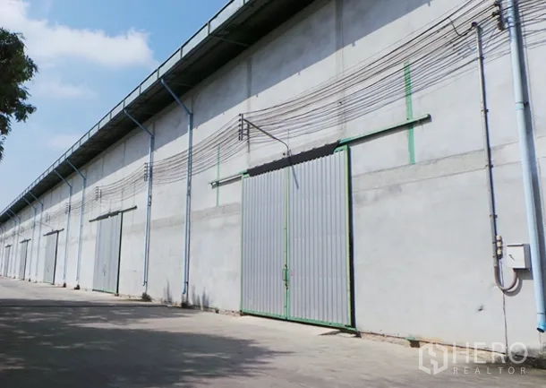 คลังสินค้า ให้เช่าในPrawet, Bangkok - ด้านหน้าโกดังคอนกรีต เขตประเวศ กรุงเทพฯ พร้อมประตูบานสไลด์และทางรถวิ่ง