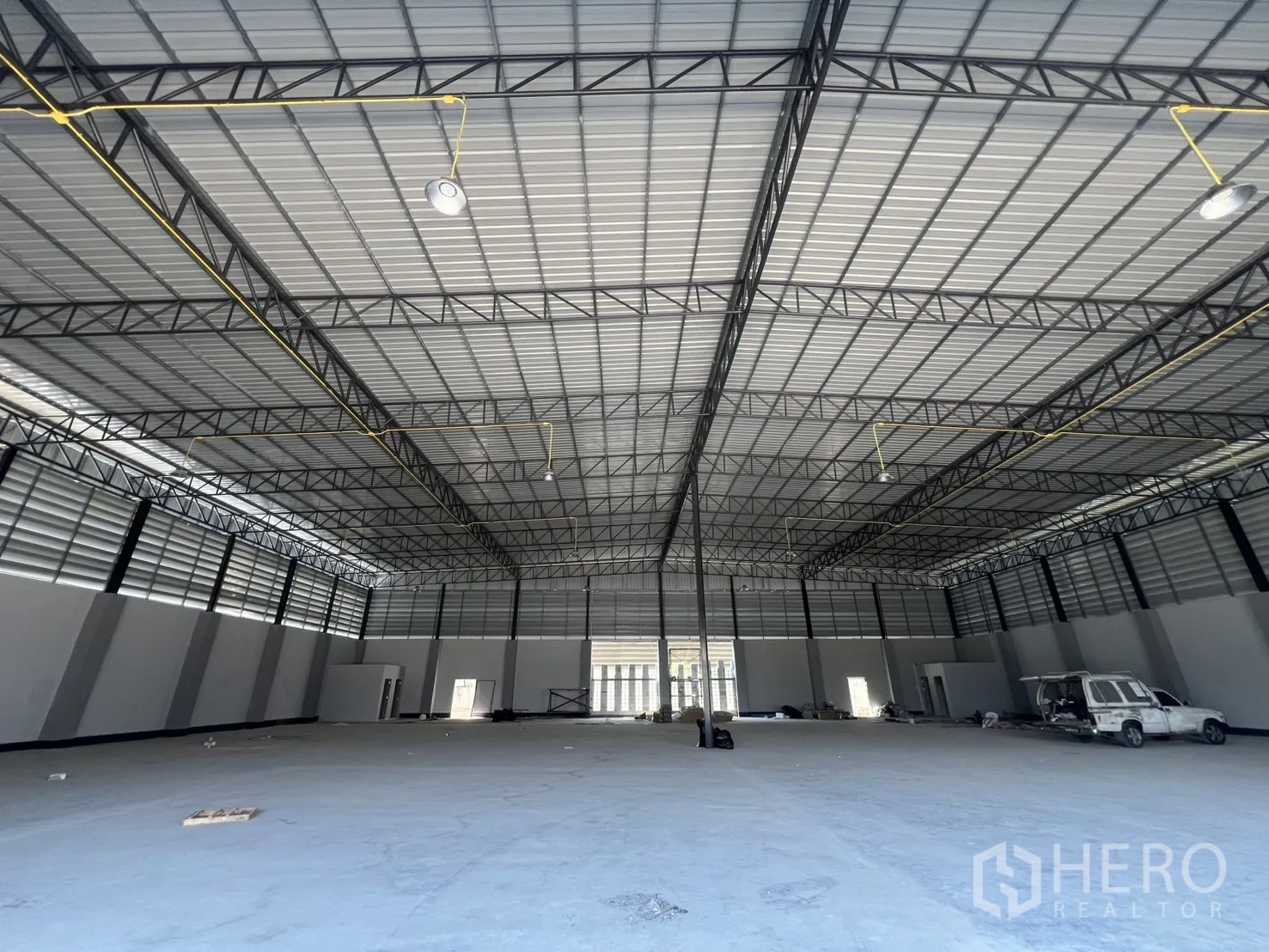 Warehouse for rent in Bueng Kum, Bangkok - Clear-span warehouse hall featuring ventilated side panels, tall ceiling, and uniform lighting.