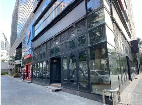 Retail Space for rent in Khlong Toei, Bangkok - Corner retail unit with floor-to-ceiling glass facade and a wide sidewalk in central Bangkok.