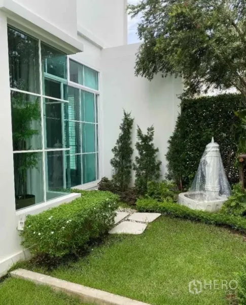 Detached House for rent in Bang Phli, Samut Prakan - Green side garden with a small fountain and large floor-to-ceiling windows.