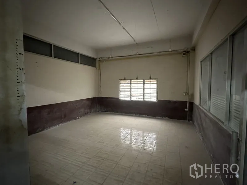 Factory for rent in Bang Bua Thong, Nonthaburi - Secondary room with tiled floor and louvered window.