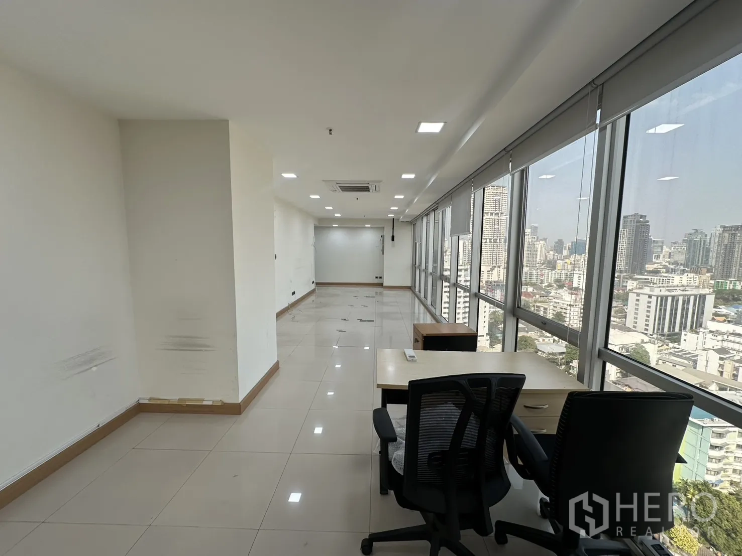 办公空间 出租 - 靠全景窗的办公桌，眺望城市景色