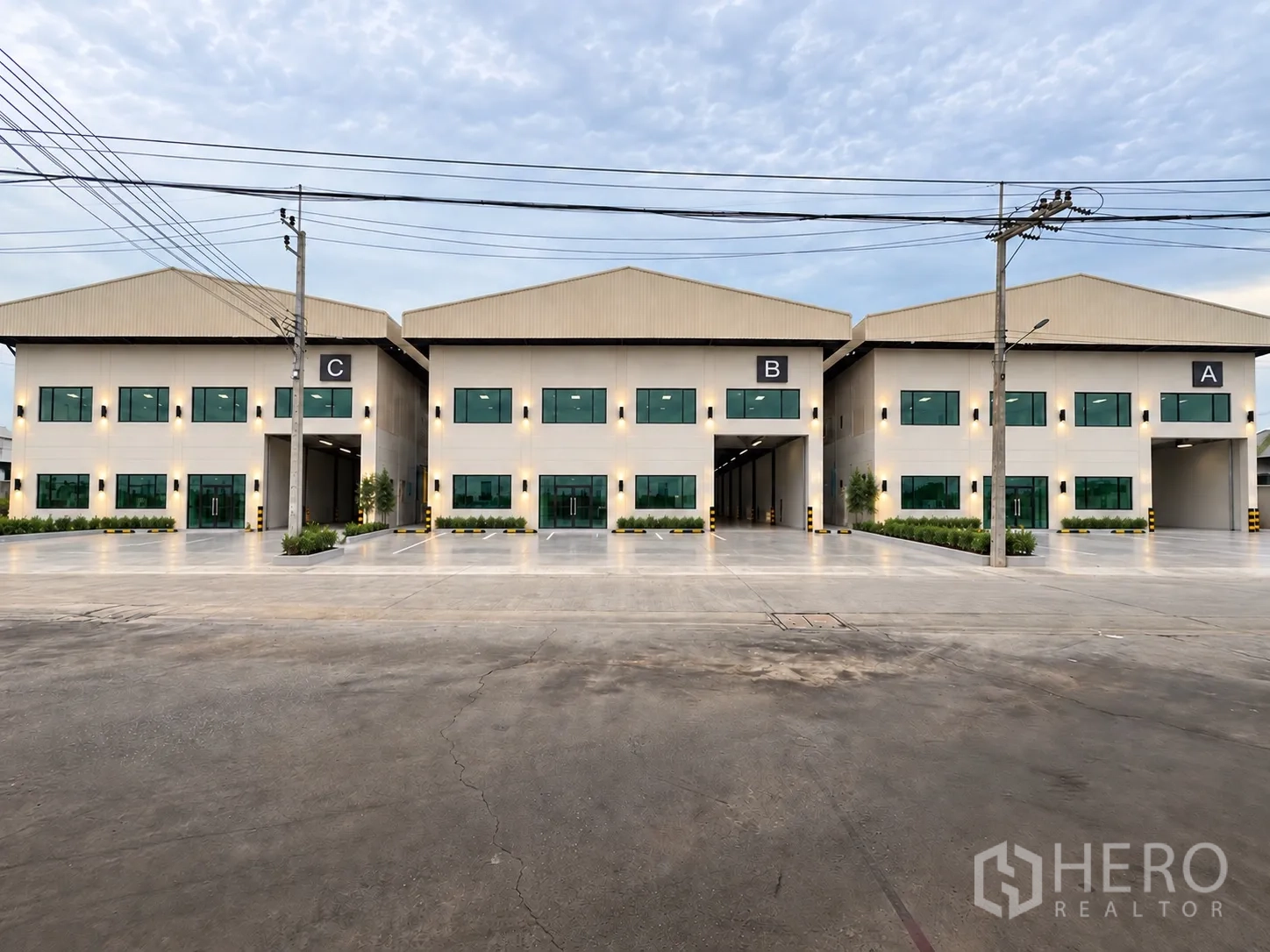 工厂 for rent in Mueang Samut Sakhon, Samut Sakhon - 现代化工厂外观，双层办公立面，宽阔车道与多处装卸区域。