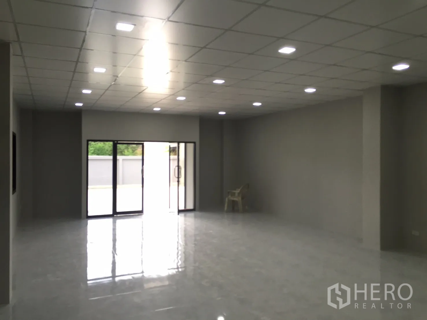 โกดัง for rent in Bang Phli, Samut Prakan - โถงต้อนรับหรือสำนักงาน หน้าเป็นประตูกระจกบานเลื่อนและไฟดาวน์ไลต์