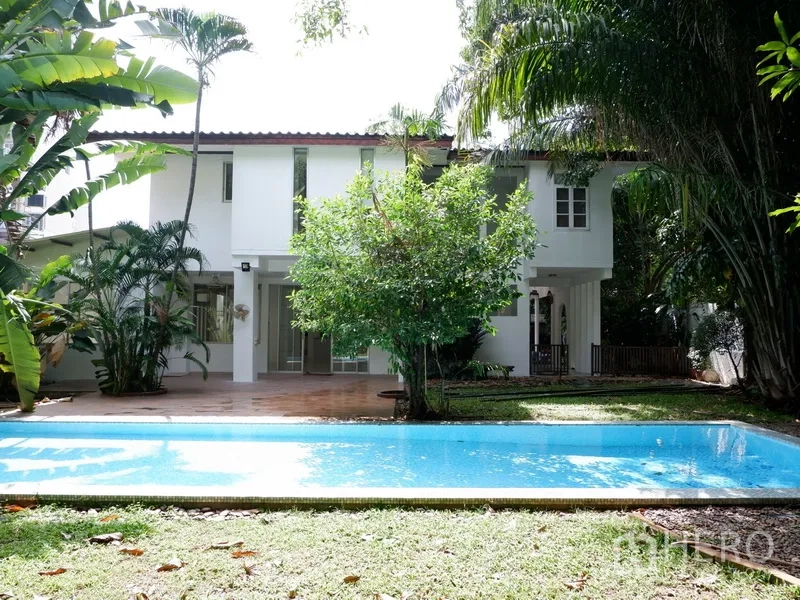 Detached House for rent in Khlong Toei, Bangkok - Two-storey white detached house with a private swimming pool and tropical garden.