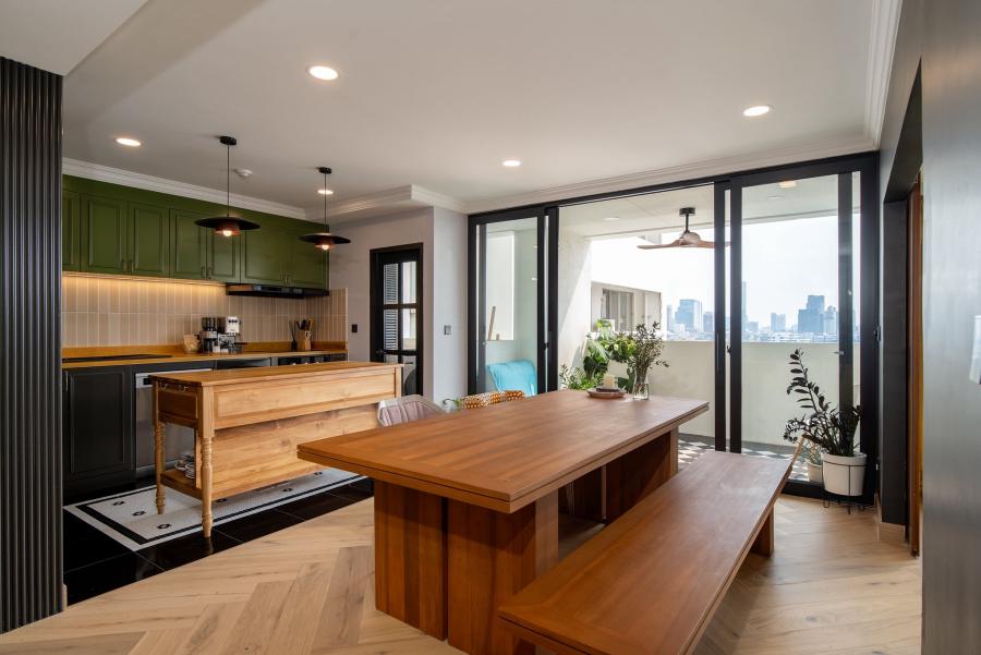 Condominium for rent in Watthana, Bangkok - Open kitchen and dining with green cabinets, wood island and sliding doors to balcony.