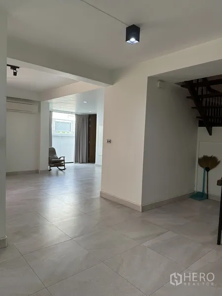 Home Office for rent in Watthana, Bangkok - Ground-floor hall with stairs, tiled floor and natural light.