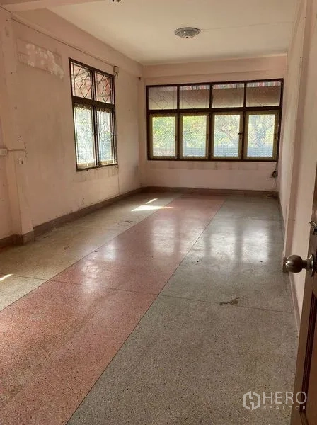 Retail Space for rent in Sathon, Bangkok - Secondary room with terrazzo flooring and wide windows for natural light.