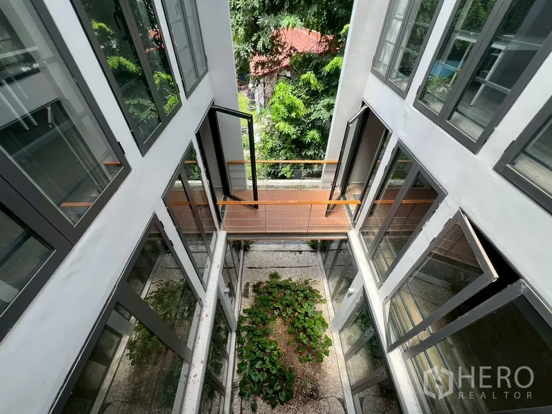 Home Office for rent or sale in Phra Khanong, Bangkok - Overhead view of landscaped courtyard and connecting walkway.