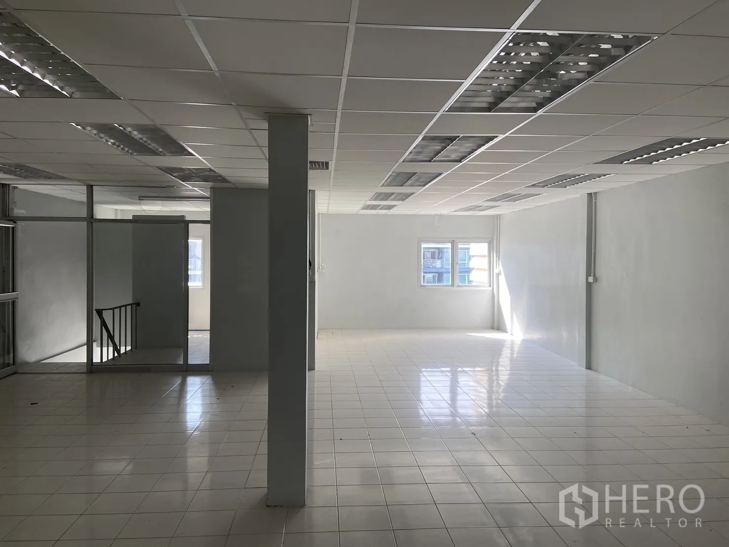 Shophouse for rent in Bang Na, Bangkok - Spacious upper level with drop ceiling, fluorescent light panels and two windows.