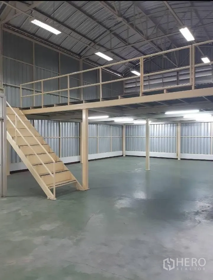 仓库 for rent in Bang Kho Laem, Bangkok - 一层开放空间，带夹层与顶部照明。