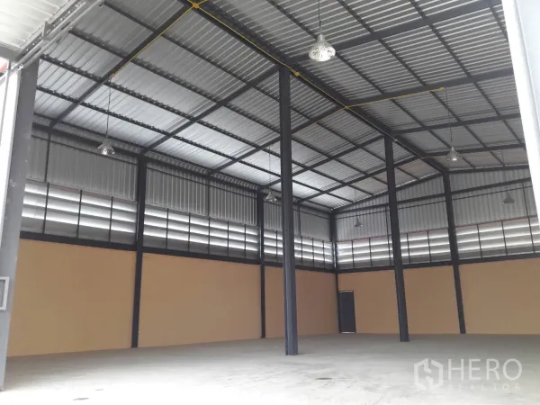 Warehouse for rent or sale in Khlong Toei, Bangkok - Spacious warehouse interior with high ceilings, steel columns and concrete floor.