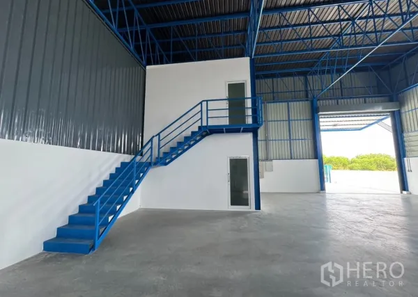Warehouse for rent in Khlong Luang, Pathum Thani - Two-level office with external staircase beside the large loading door.