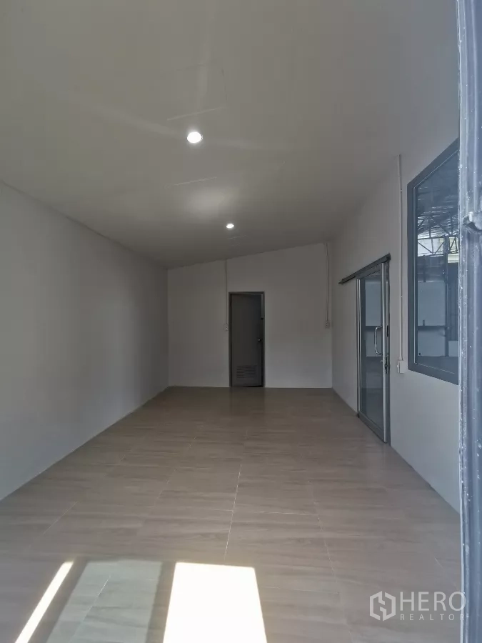 货栈 出租在Min Buri, Bangkok - 明亮的瓷砖办公室，吸顶灯照明，紧邻仓库作业区。