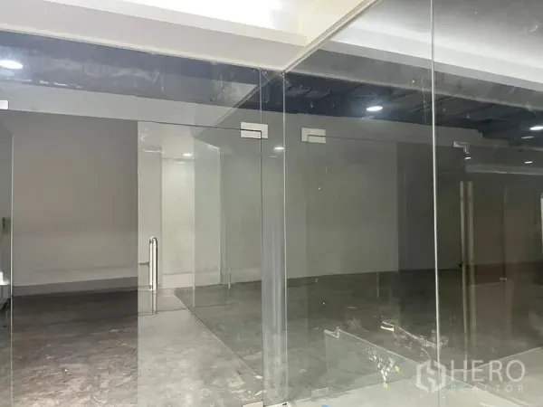 Retail Space for rent in Khlong Toei, Bangkok - Close view of clear glass entrance doors and storefront panels leading into the unit.