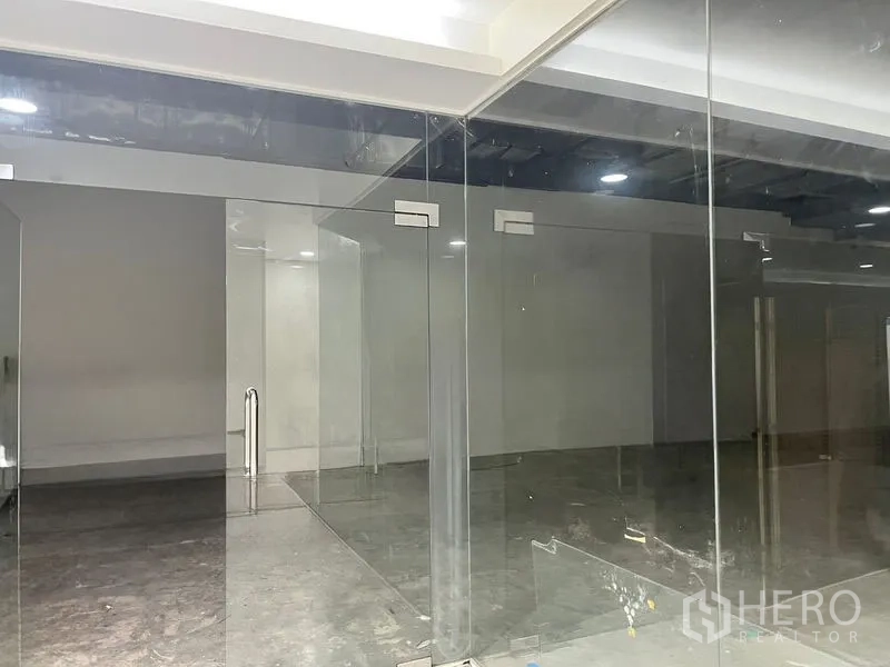 Retail Space for rent in Khlong Toei, Bangkok - Close view of clear glass entrance doors and storefront panels leading into the unit.