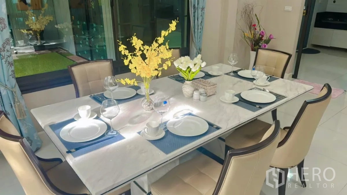 Detached House for rent or sale in Bang Kapi, Bangkok - Elegant dining table set for six with marble top, place settings and floral centerpiece.