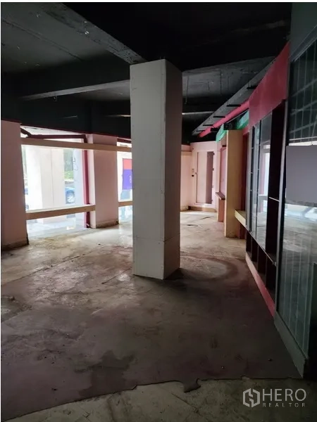 Retail Space for rent in Khlong Toei, Bangkok - Open-plan shop floor with central column, multiple display niches and street-facing windows.