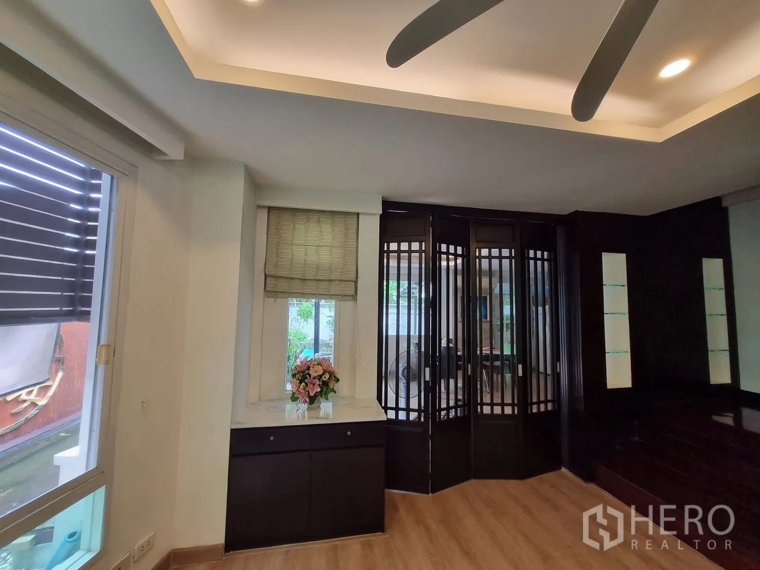 Detached House for rent in Bang Kapi, Bangkok - Entry nook with tray ceiling and folding wood screen doors.
