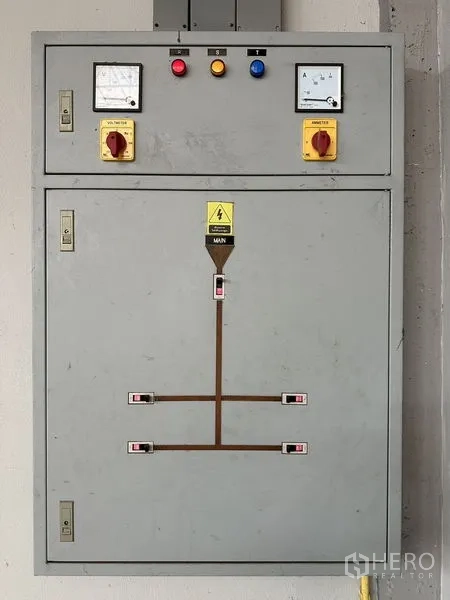 Factory for rent in Lam Luk Ka, Pathum Thani - Three-phase electrical control panel for industrial power supply.