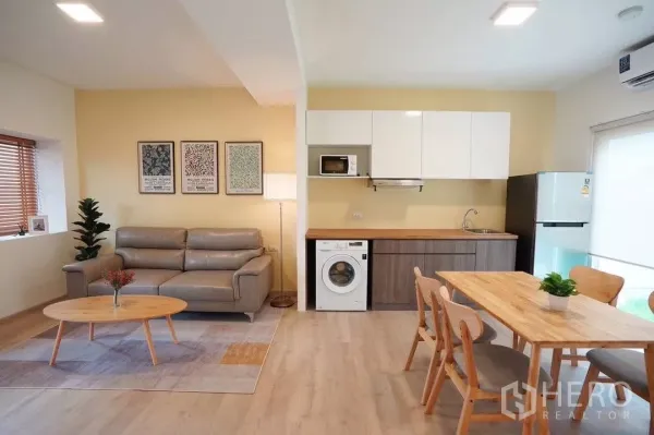 Townhouse for rent in Bang Phli, Samut Prakan - Open-plan living room with sofa, dining set and pantry kitchen with appliances