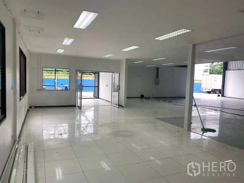 Warehouse for rent in Suan Luang, Bangkok - Tiled ground-floor office area opening to the loading bay