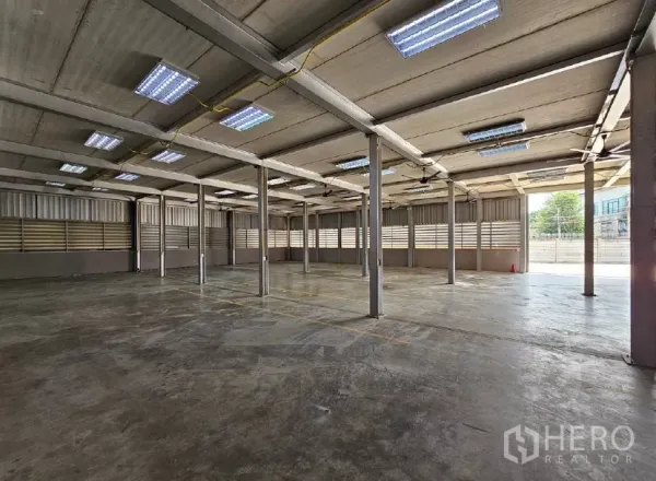 Warehouse for rent or sale in Lak Si, Bangkok - Open-plan warehouse floor with high ceiling, columns and LED lighting