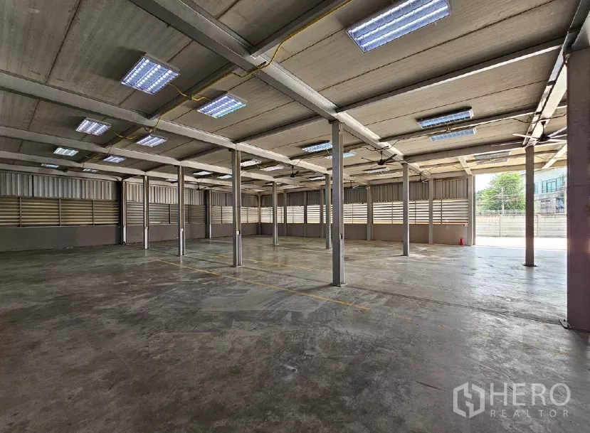Warehouse for rent or sale in Lak Si, Bangkok - Open-plan warehouse floor with high ceiling, columns and LED lighting