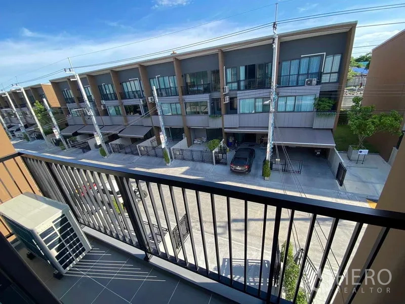 Townhouse for rent in Prawet, Bangkok - Balcony view over a modern townhouse row and quiet residential street.
