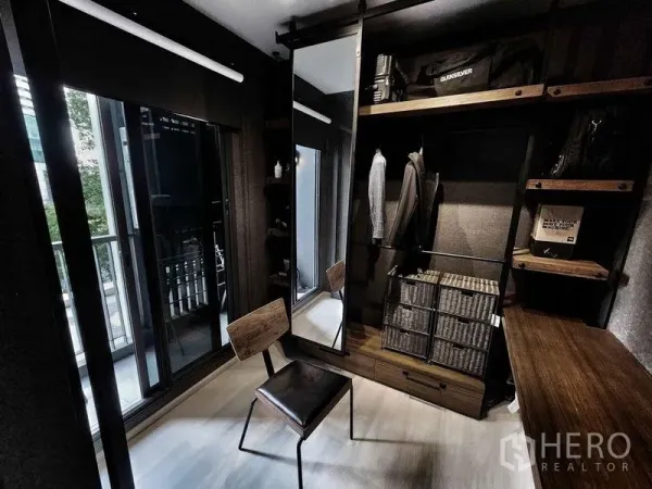 Condominium for sale in Pathum Wan, Bangkok - Walk-in wardrobe with sliding mirror door, built-in shelves, and balcony access.