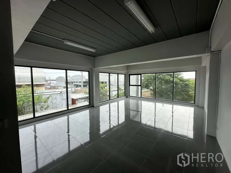 工厂 出租或出售在Bang Bua Thong, Nonthaburi - 转角办公室，落地窗与绿景视野。