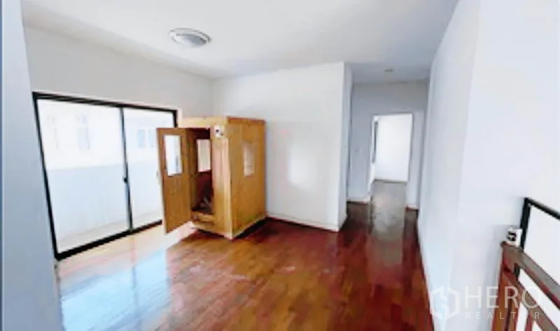 独立式住宅 出售在Khan Na Yao, Bangkok - 通往卧室的二层走道，自然采光并设桑拿箱